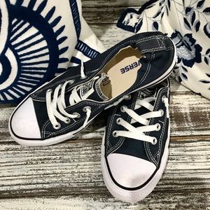Like new navy Converse